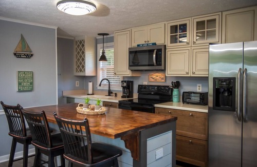 Clarksville Cottage | Iron Gate Lakefront Getaway