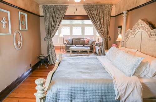 Granbury Bed & Breakfast | Iron Horse Inn