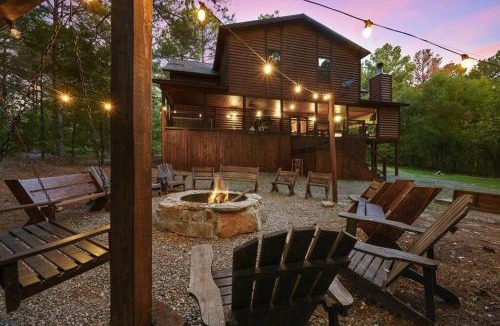Broken Bow Villa | Iron Horse Lodge sleeps 18, Games, Fire Pit, Hot Tub, EV, more