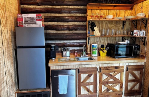 Ozone Apartment | Iron Mt. Studio Cabin! Breathtaking Views! Fire Pit!