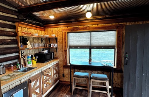 Ozone Apartment | Iron Mt. Studio Cabin! Breathtaking Views! Fire Pit!