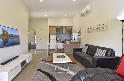 Pokolbin Villa | Ironbark Hill Villa 2