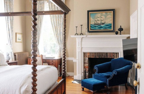 Fredericksburg Bed & Breakfast | Ironclad Inn & Bourbon Room
