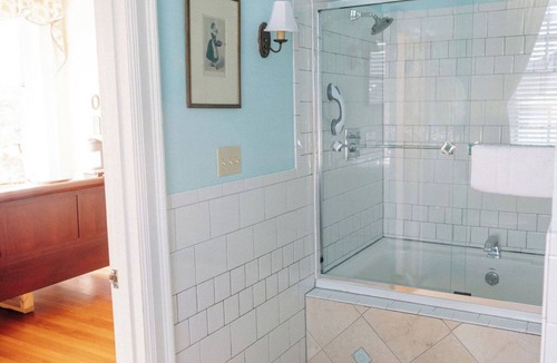Fredericksburg Bed & Breakfast | Ironclad Inn & Bourbon Room