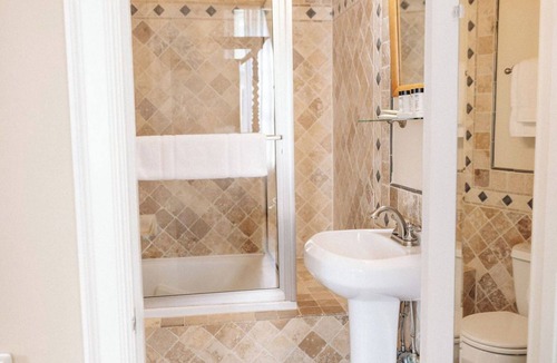 Fredericksburg Bed & Breakfast | Ironclad Inn & Bourbon Room