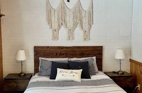 Irondale Cottage | Irondale River House
