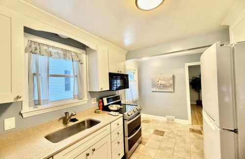 East Irondequoit House | Irondequoit Bay house: Spacious 3BR/2BA Getaway