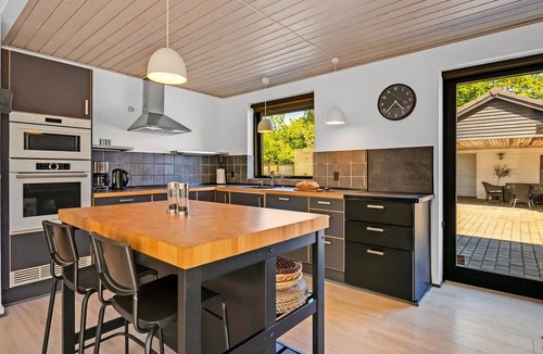 Lyngsbæk Strand House | "Isalie" - 300m from the sea by Interhome