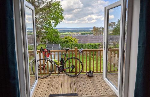 Dinas House | Isallt