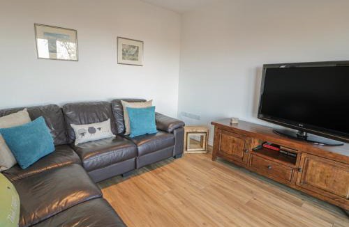 Dinas House | Isallt