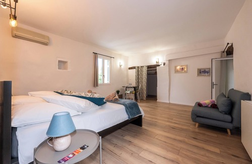 Pompignan Bed & Breakfast | Isaure - Chambre Double Avec Salle de Bains Privative