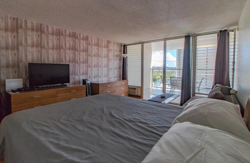 Waikiki Apartment | ISLAND COLONY STUDIO 1415