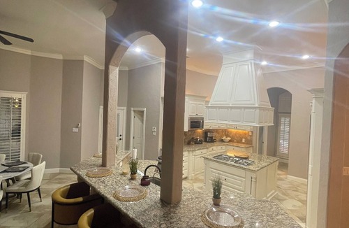 Midland House | Island Dreams! Tropical 4-bedroom house with amazing backyard