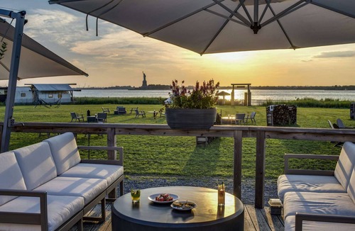 Manhattan Cabin | Island Glamping + Michelin dining & Skyline View