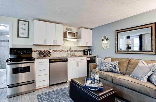 Englewood Cottage | Island Life! King Bed Studio-Steps to beach