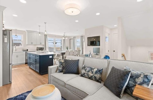 Hampton House | Island Path Escape | 9 Mins to Beach | Balcony