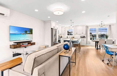 Hampton House | Island Path Escape | 9 Mins to Beach | Balcony