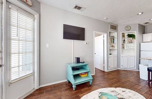 Corpus Christi Condo | Island retreat-1st floor condo w/shared pool & hot tub – one block to the beach