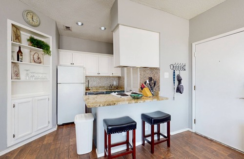 Corpus Christi Condo | Island retreat-1st floor condo w/shared pool & hot tub – one block to the beach
