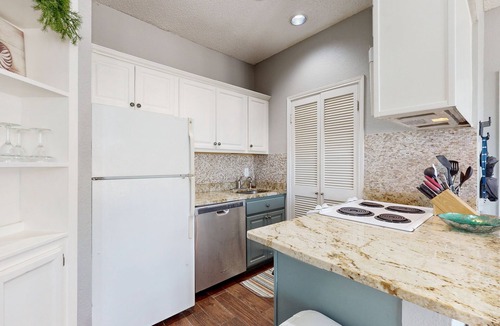 Corpus Christi Condo | Island retreat-1st floor condo w/shared pool & hot tub – one block to the beach
