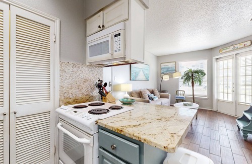 Corpus Christi Condo | Island retreat-1st floor condo w/shared pool & hot tub – one block to the beach