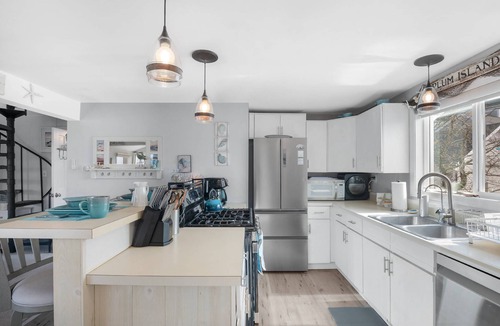Newbury House | Island SunRise: Plum Island Escape – Beaches, Festivals & Downtown Fun!