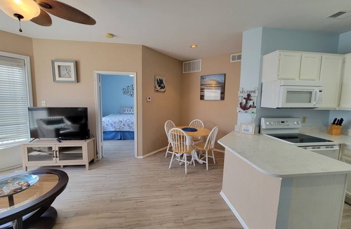 Corpus Christi Condo | "Island Time" Full Kitchen, Washer & Dryer, Close to Beach, Pool and Hot Tub!