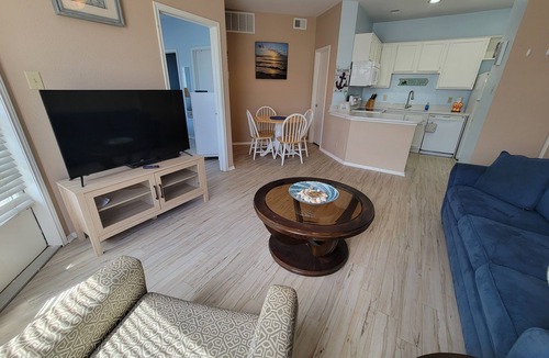 Corpus Christi Condo | "Island Time" Full Kitchen, Washer & Dryer, Close to Beach, Pool and Hot Tub!