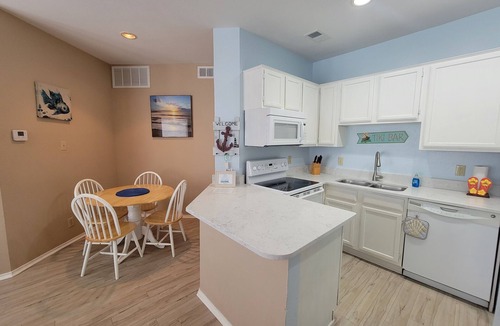 Corpus Christi Condo | "Island Time" Full Kitchen, Washer & Dryer, Close to Beach, Pool and Hot Tub!