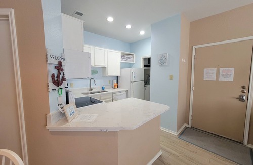 Corpus Christi Condo | "Island Time" Full Kitchen, Washer & Dryer, Close to Beach, Pool and Hot Tub!