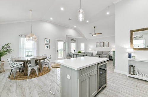 Galveston House | ISLAND TIME - Walking distance to beach + Amenities