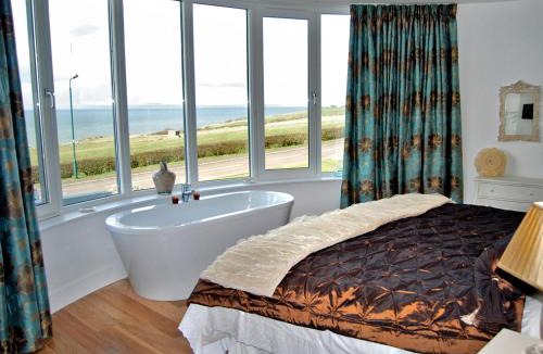 Ayr House | Island View