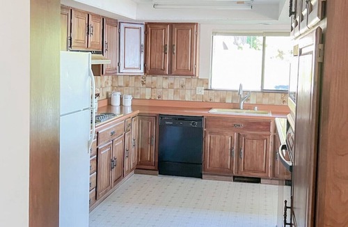 La Conner House | Island-View Getaway – Waterfront Setting with Deck & Grassy Yard