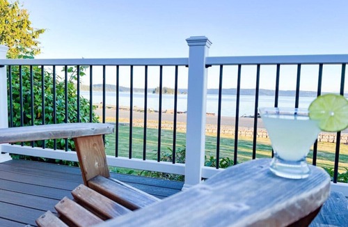 La Conner House | Island-View Getaway – Waterfront Setting with Deck & Grassy Yard