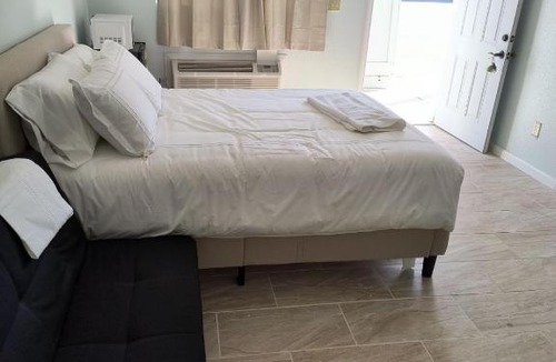 Grimes Hotel | Islander Motel