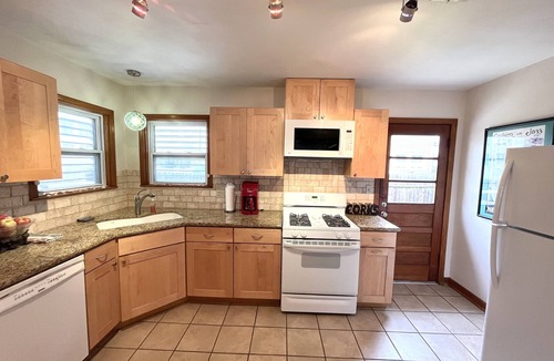 San Jacinto House | IslandSeabreeze-Steps to Beach+1 Night Stays+Great for Cruisers/Families/Couples