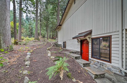 Mirrormont Apartment | Issaquah Getaway Backyard Oasis with Hot Tub!