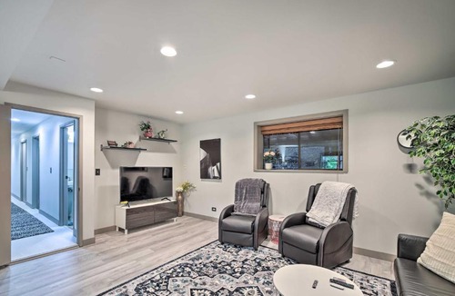 Mirrormont Apartment | Issaquah Getaway Backyard Oasis with Hot Tub!