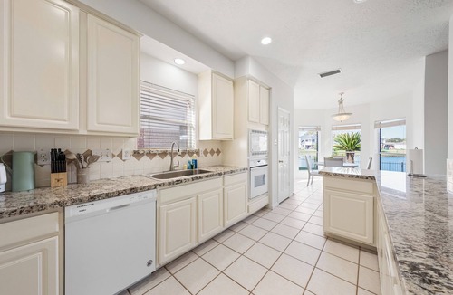 Missouri City House | Ist Floor BR｜Newly Renovated 4B｜Workspace｜Lake View｜Lush Backyard #42282