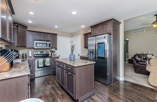 Columbia House | It's a Gem ! Comfy Hideaway for R & R ~ King Bed !