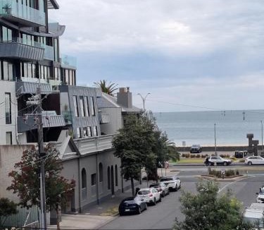 Port Melbourne Apartment | It's Melbourne - by the Beach!