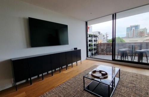 Port Melbourne Apartment | It's Melbourne - by the Beach!