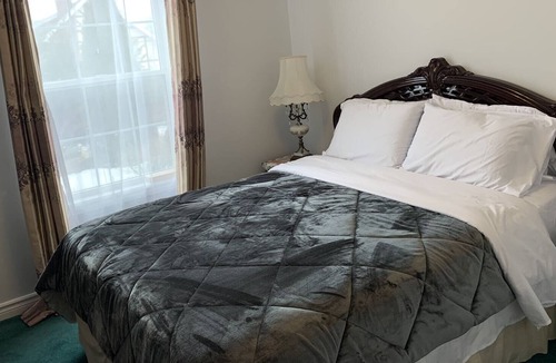 Niagara Falls Bed & Breakfast | ITALIAN Suite in SUSAN’S VILLA B & B / Hotel Garni- in Niagara Falls, Canada
