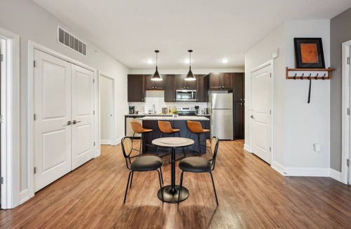 Italian Village Apartment | Italian Village Hideaway – Steps from Art & Eats