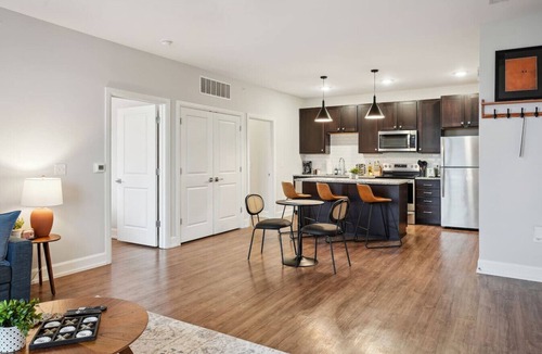 Italian Village Apartment | Italian Village Hideaway – Steps from Art & Eats