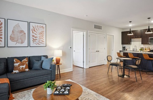 Italian Village Apartment | Italian Village Hideaway – Steps from Art & Eats