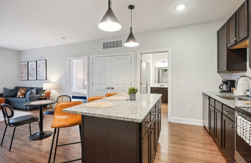 Italian Village Apartment | Italian Village Hideaway – Steps from Art & Eats