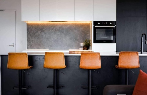 Heidelberg Heights Apartment | Ivanhoe Penthouse - Masterpiece w/parking + views