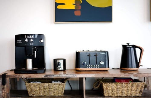 Heidelberg Heights Apartment | Ivanhoe Penthouse - Masterpiece w/parking + views