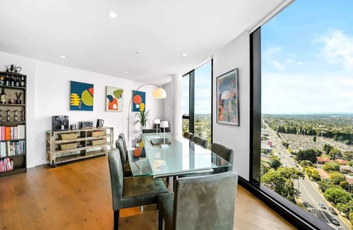 Heidelberg Heights Apartment | Ivanhoe Penthouse - Masterpiece w/parking + views